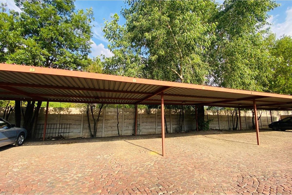 Stunning 3-Bedroom Townhouse for Sale in a Beautiful Area in Vaalpark - Photo 4