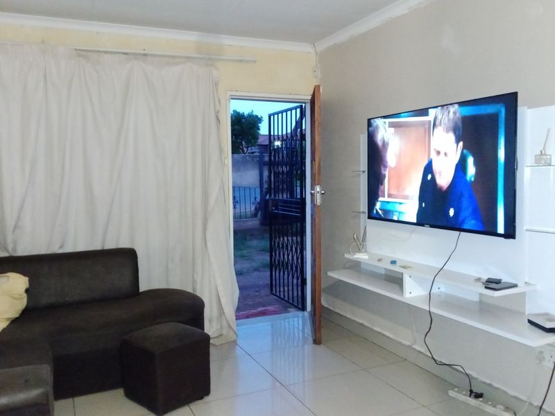Nice and affordable property on sale for investors in Rosslyn gardens - Photo 1