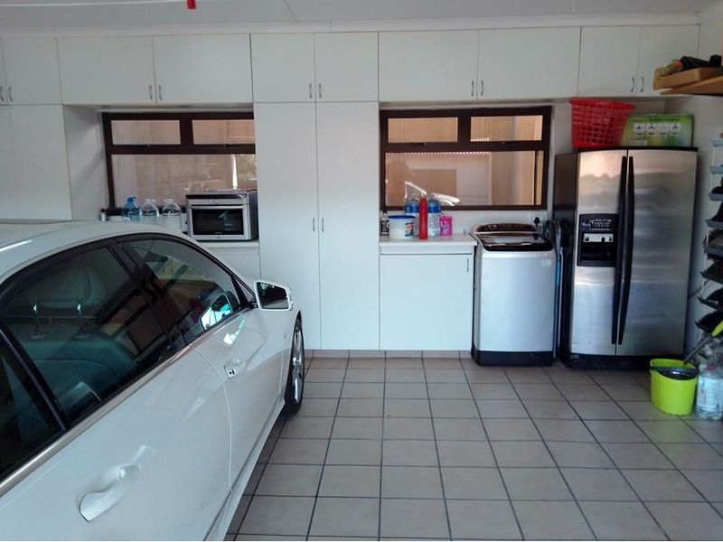 Tranquil modern Woodside Estate - Photo 6