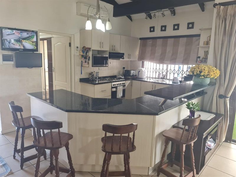 Tranquil modern Woodside Estate - Photo 10