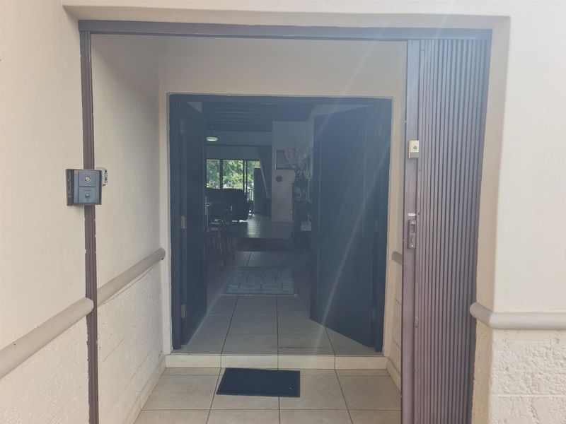 Tranquil modern Woodside Estate - Photo 8