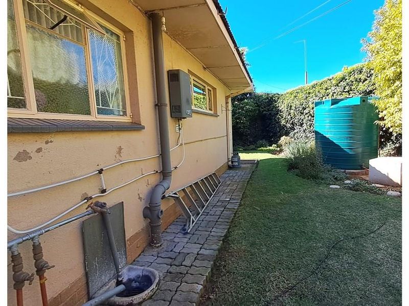 This fantastic spacious family house is situated in a quiet neighbourhood. - Photo 3