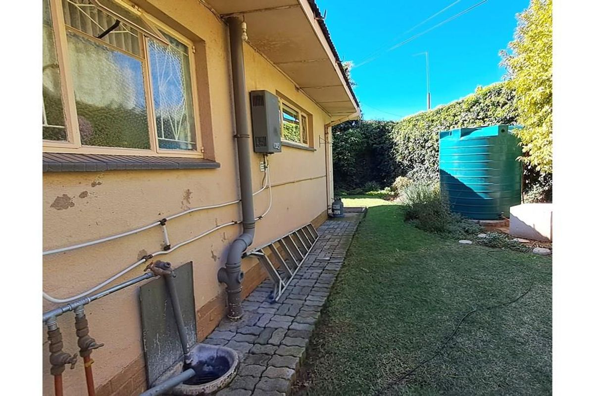 This fantastic spacious family house is situated in a quiet neighbourhood. - Photo 3