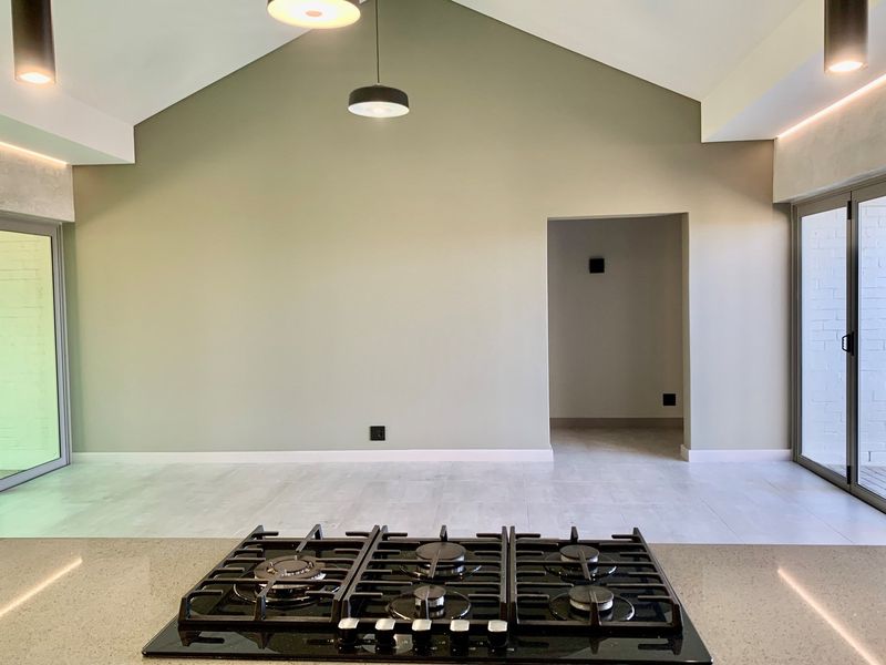 Timeless Coastal Retreat - Single-Level Masterpiece in a Secure Fynbos Eco Estate, Mossel Bay - Photo 3