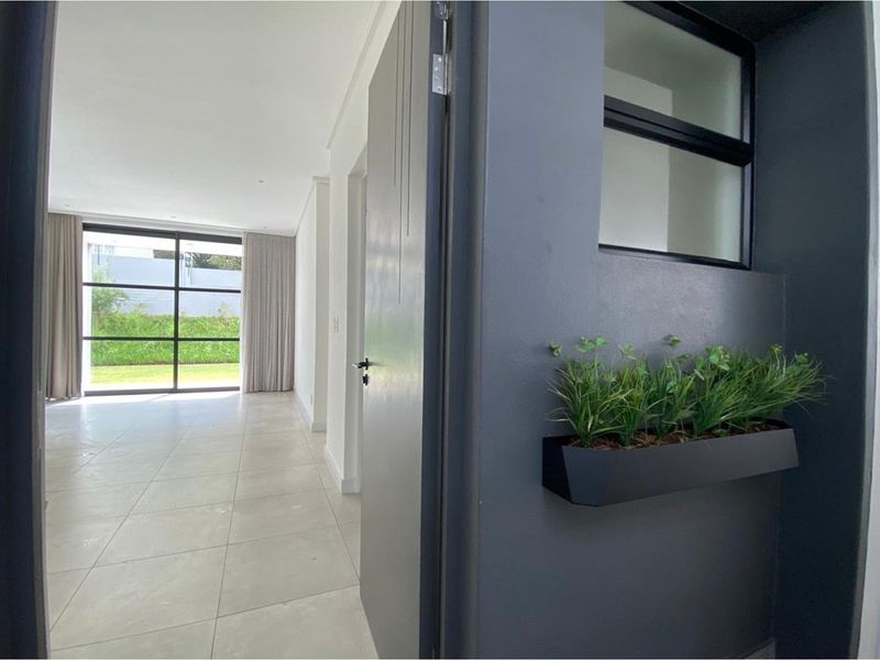 Luxurious 2 Bed Oasis in Heart of Bryanston - Photo 2