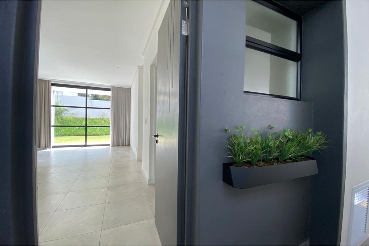 Luxurious 2 Bed Oasis in Heart of Bryanston - Photo 2