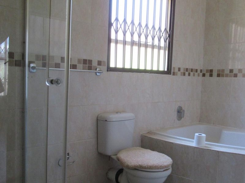 "Charming Cosmo City Oasis: 3-Bed Home Awaits You" - Photo 8