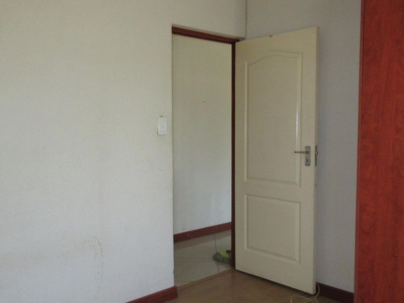 "Charming Cosmo City Oasis: 3-Bed Home Awaits You" - Photo 7
