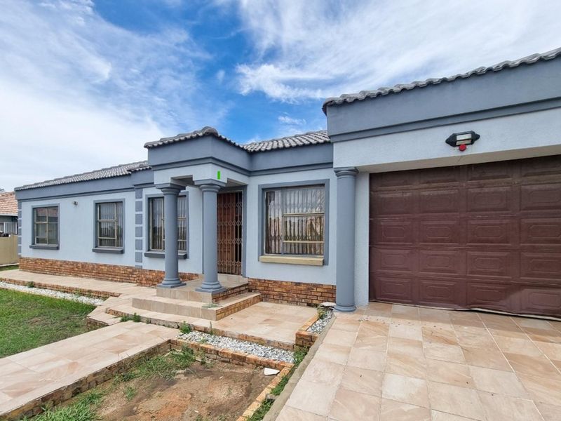 "Charming Cosmo City Oasis: 3-Bed Home Awaits You" - Photo 1