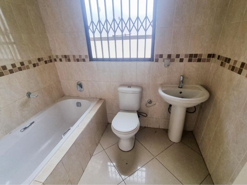 "Charming Cosmo City Oasis: 3-Bed Home Awaits You" - Photo 10