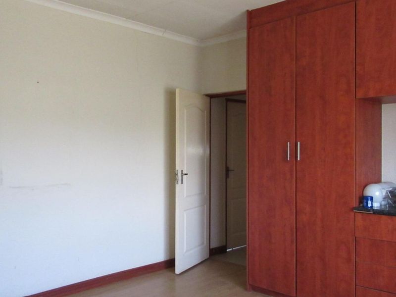 "Charming Cosmo City Oasis: 3-Bed Home Awaits You" - Photo 4