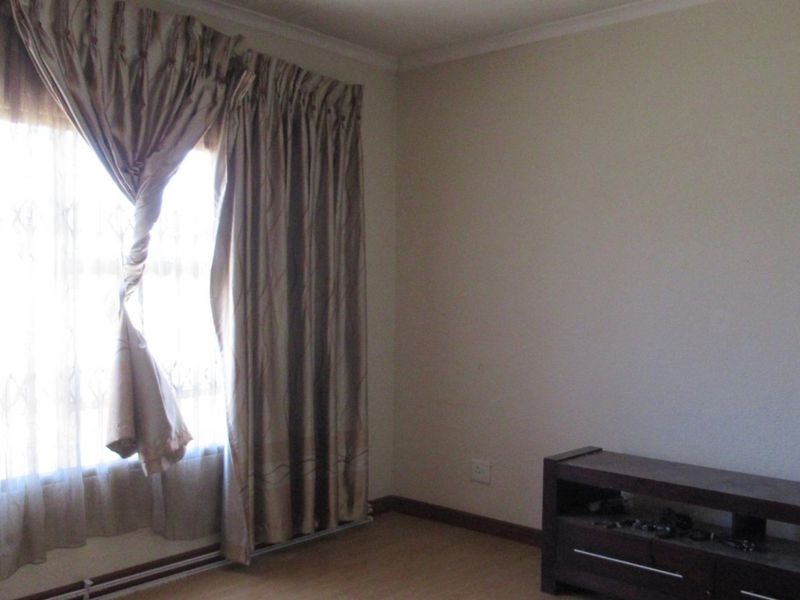 "Charming Cosmo City Oasis: 3-Bed Home Awaits You" - Photo 5