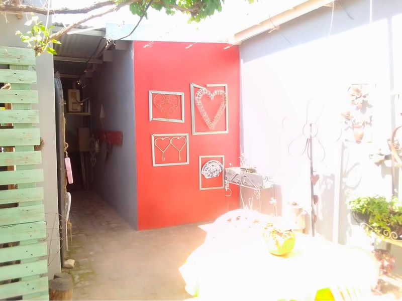 Amazing 21 ROOM Upmarket Guest House in Porterville - Photo 7