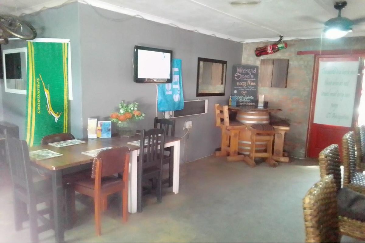Amazing 21 ROOM Upmarket Guest House in Porterville - Photo 3