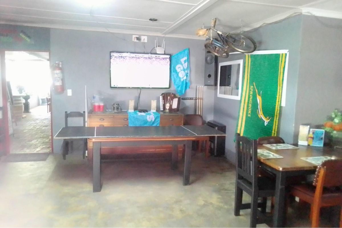Amazing 21 ROOM Upmarket Guest House in Porterville - Photo 4