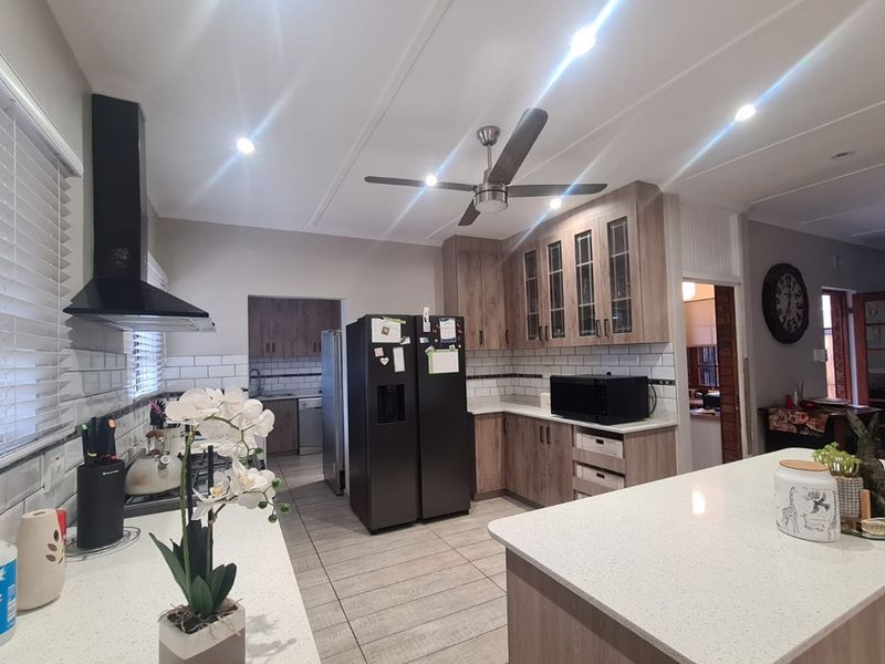 Charming 3-Bedroom Facebrick Home  with flat for sale. - Photo 9