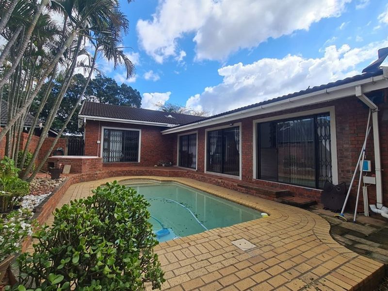 Charming 3-Bedroom Facebrick Home  with flat for sale. - Photo 2