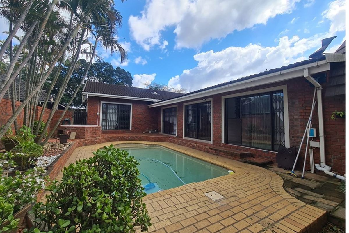 Charming 3-Bedroom Facebrick Home  with flat for sale. - Photo 2