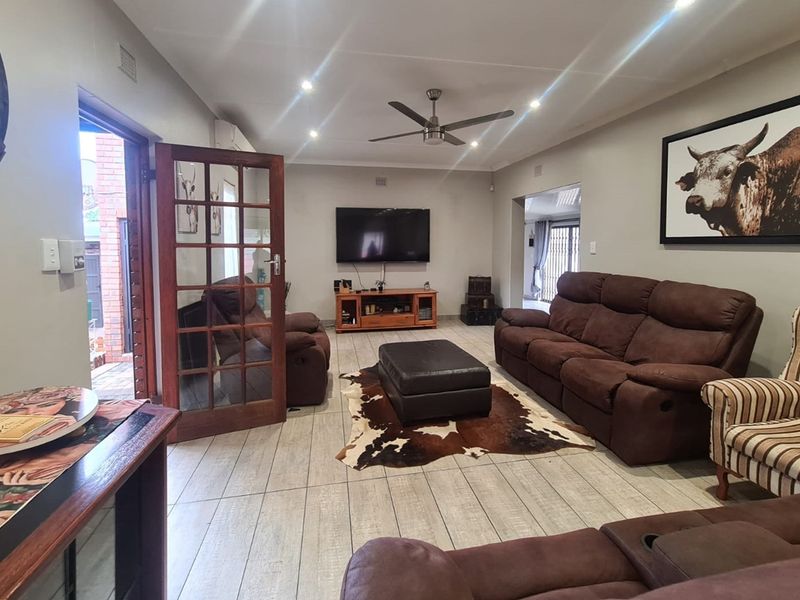 Charming 3-Bedroom Facebrick Home  with flat for sale. - Photo 5