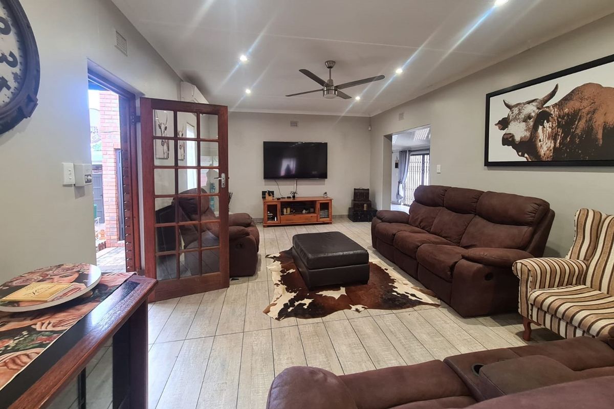 Charming 3-Bedroom Facebrick Home  with flat for sale. - Photo 5