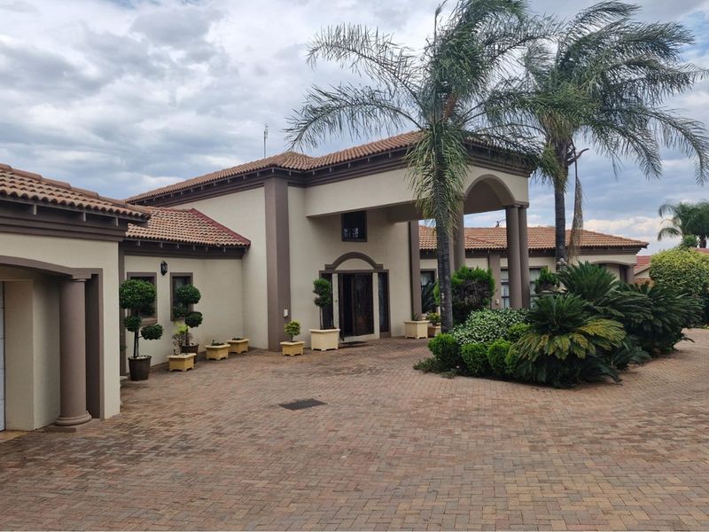 "Spacious Family Home in Doringkruin for Sale" - Photo 1