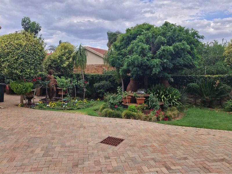 "Spacious Family Home in Doringkruin for Sale" - Photo 3