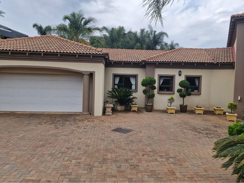 "Spacious Family Home in Doringkruin for Sale" - Photo 2