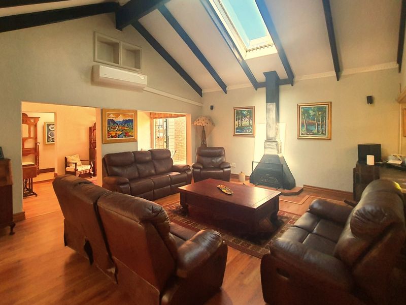 Fully Off-Grid Mooikloof Equestrian Home - All-Inclusive Luxury in Tranquil Setting - Photo 3