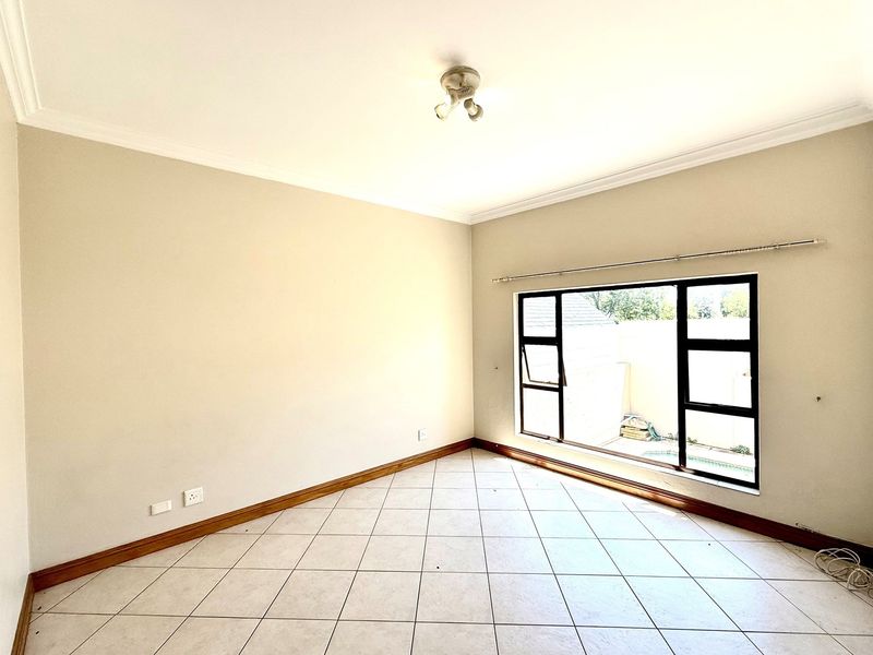 4 Bed Family Home with Stunning Golf Course Views - Photo 9