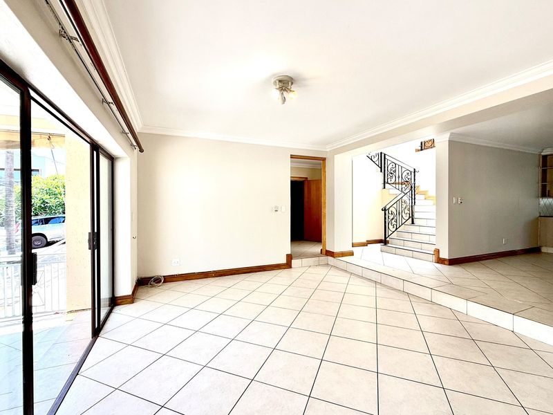 4 Bed Family Home with Stunning Golf Course Views - Photo 2