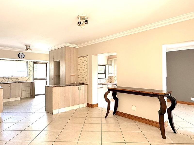 4 Bed Family Home with Stunning Golf Course Views - Photo 6