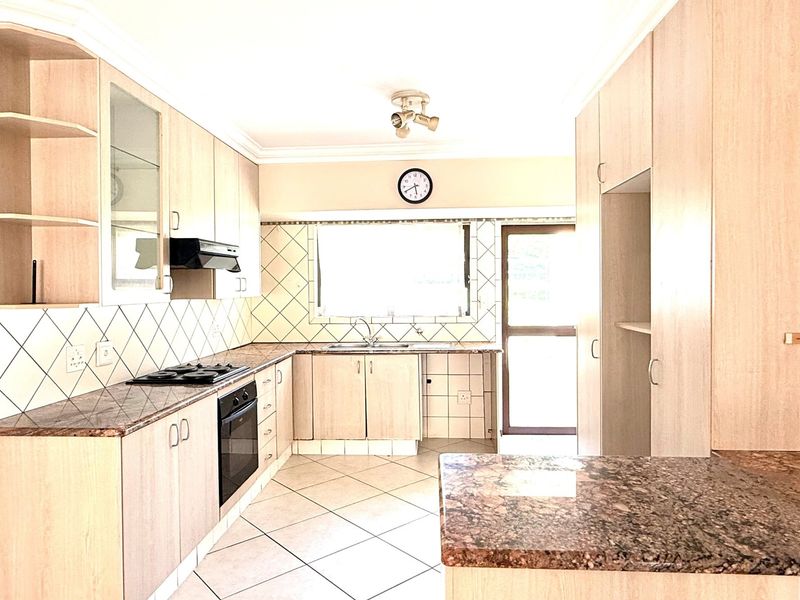 4 Bed Family Home with Stunning Golf Course Views - Photo 3