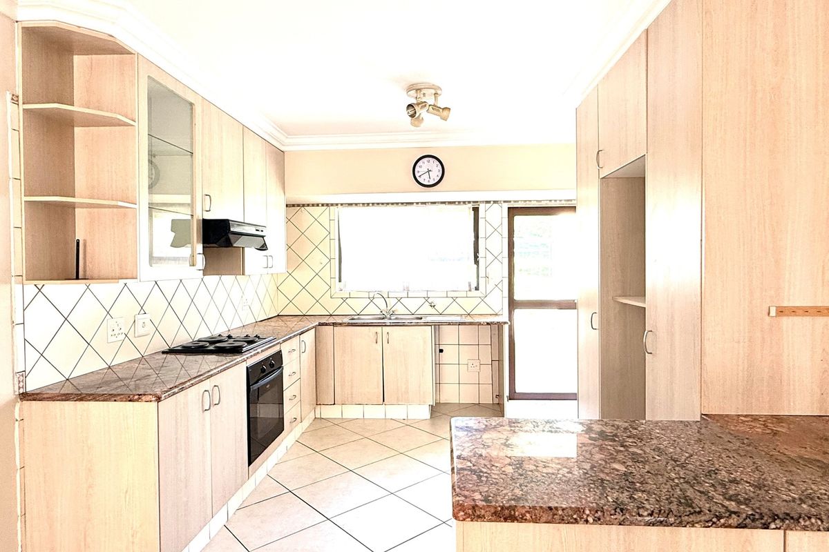 4 Bed Family Home with Stunning Golf Course Views - Photo 3
