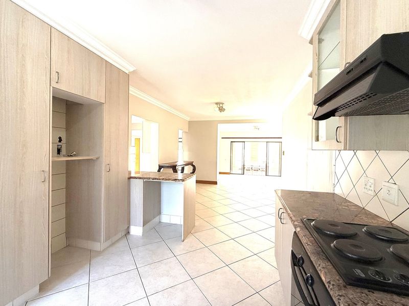 4 Bed Family Home with Stunning Golf Course Views - Photo 5