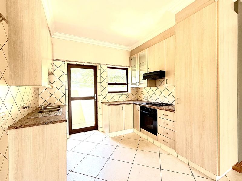 4 Bed Family Home with Stunning Golf Course Views - Photo 4