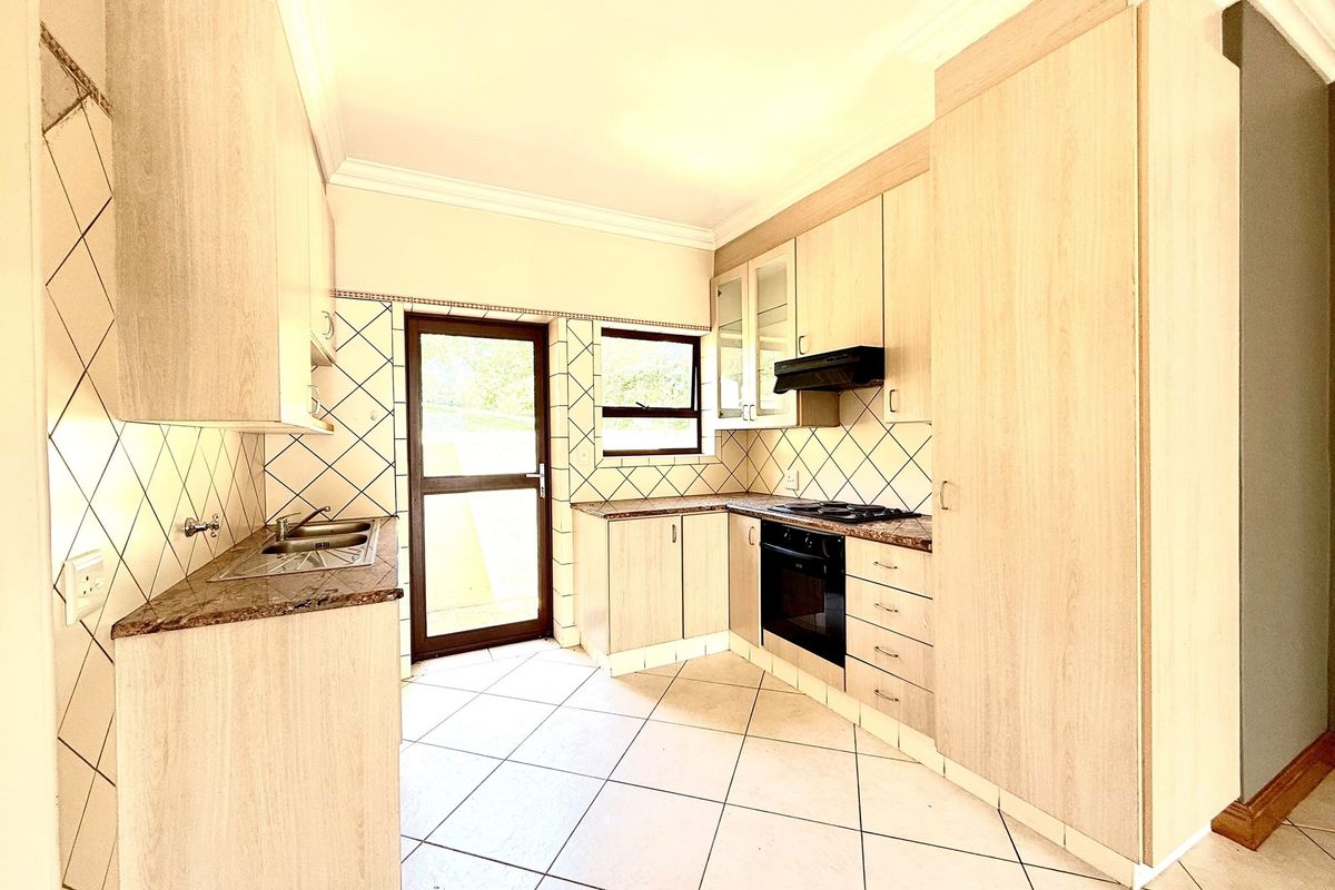 4 Bed Family Home with Stunning Golf Course Views - Photo 4