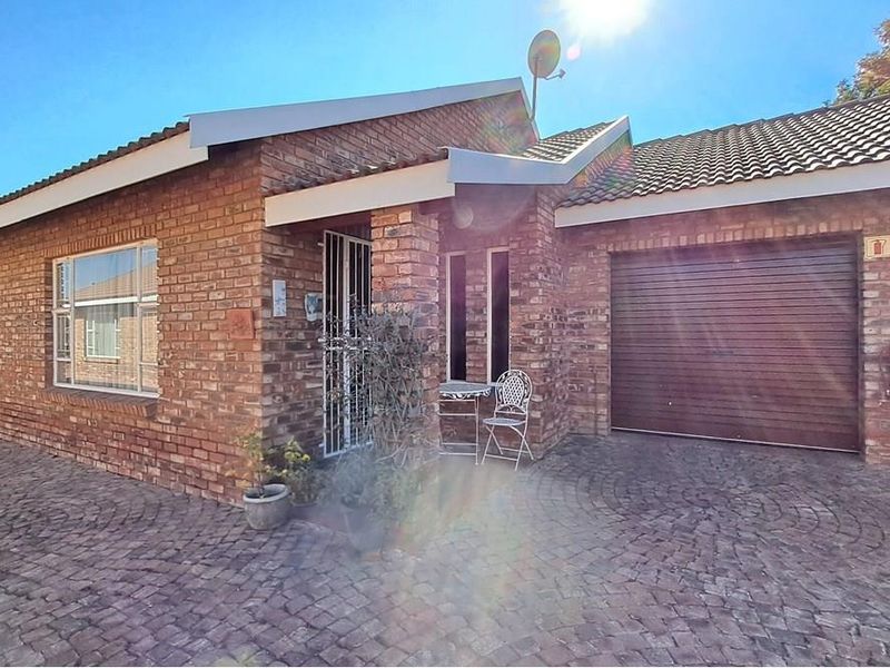 Spacious townhouse in quiet residential area - Photo 2