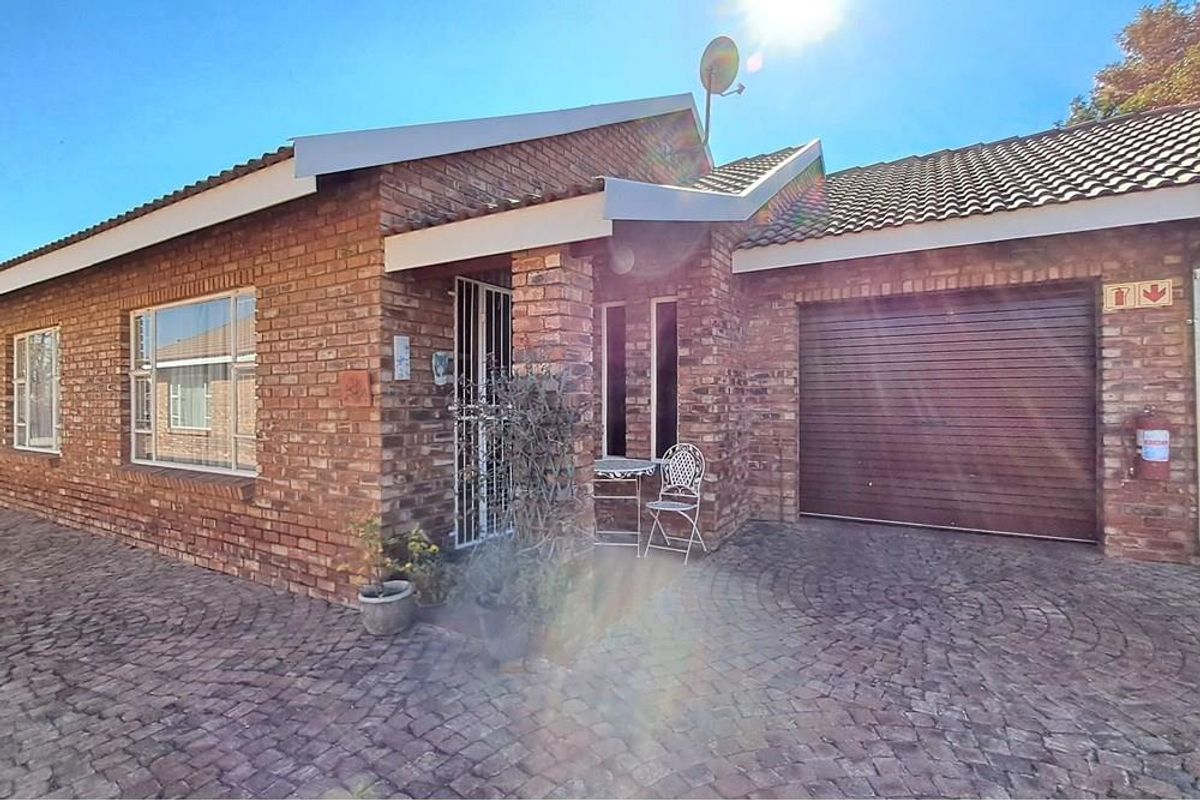 Spacious townhouse in quiet residential area - Photo 2