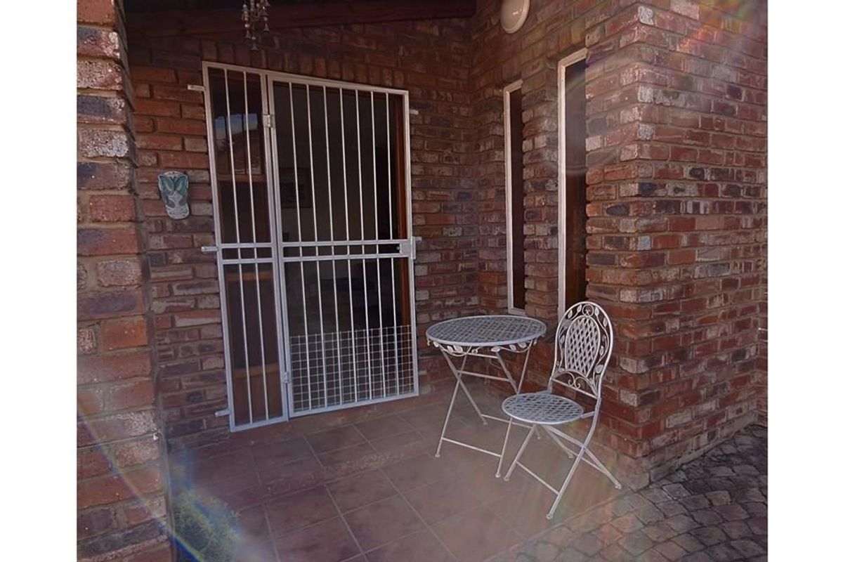 Spacious townhouse in quiet residential area - Photo 3