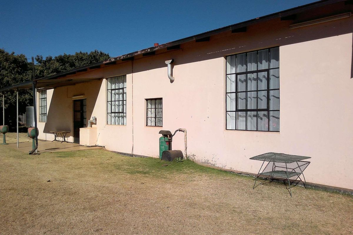 Beautiful farm at Maanhaarrand. . Enjoy a country lifestyle near a lot of towns and cities. - Photo 2