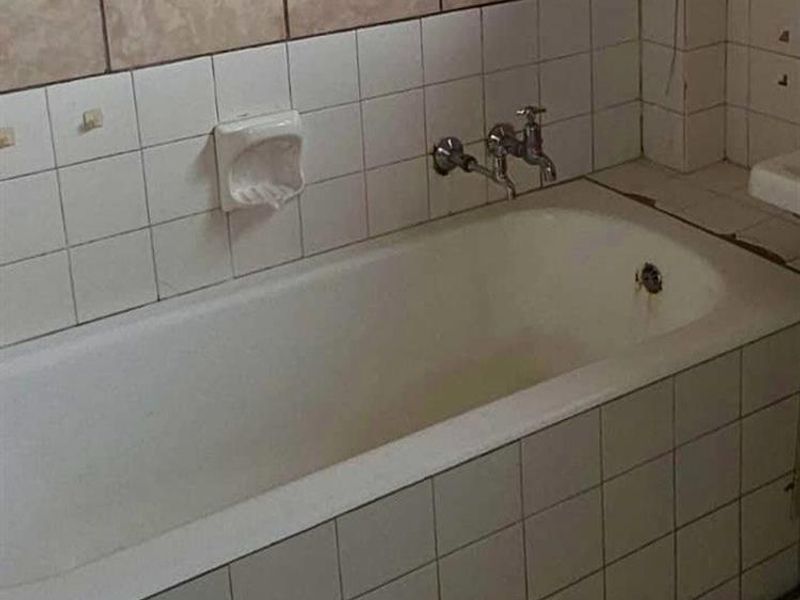 Spacious 2 Bedroom Flat in a Secure Complex, Just Moments Away from Sasolburg's Thriving Industrial - Photo 4