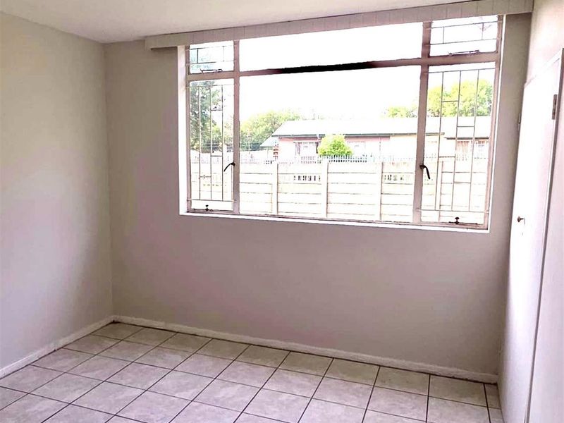 Spacious 2 Bedroom Flat in a Secure Complex, Just Moments Away from Sasolburg's Thriving Industrial - Photo 9