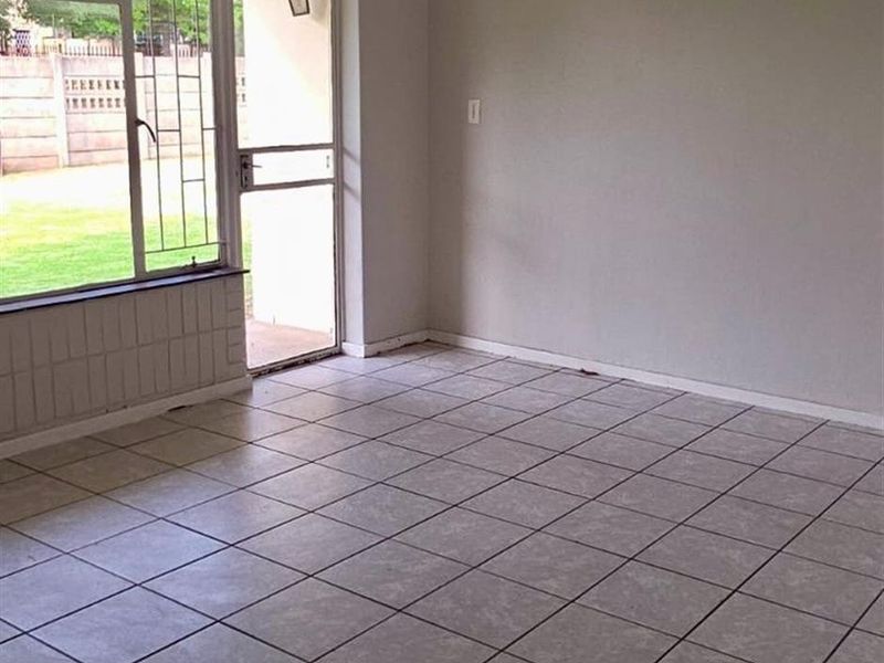 Spacious 2 Bedroom Flat in a Secure Complex, Just Moments Away from Sasolburg's Thriving Industrial - Photo 3