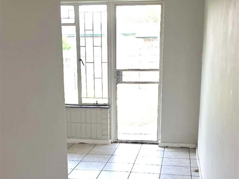 Spacious 2 Bedroom Flat in a Secure Complex, Just Moments Away from Sasolburg's Thriving Industrial - Photo 2