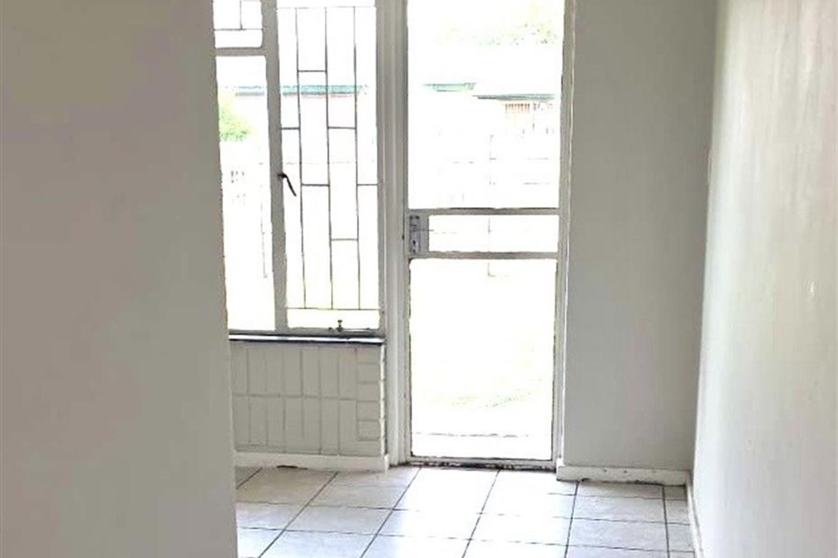 Spacious 2 Bedroom Flat in a Secure Complex, Just Moments Away from Sasolburg's Thriving Industrial - Photo 2