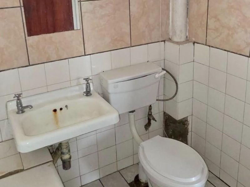 Spacious 2 Bedroom Flat in a Secure Complex, Just Moments Away from Sasolburg's Thriving Industrial - Photo 7