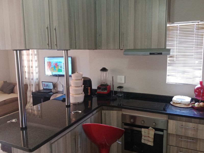 Nice and affordable house for rental in Nellmapius, available from June - Photo 9