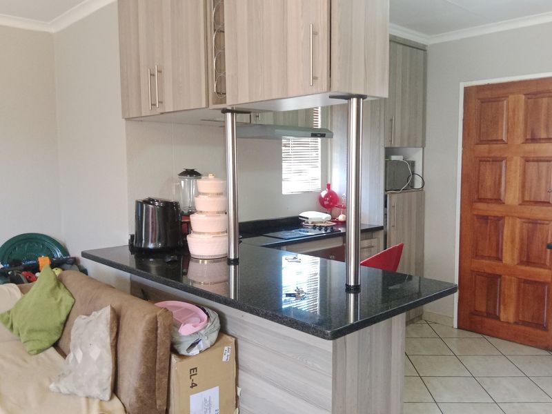 Nice and affordable house for rental in Nellmapius, available from June - Photo 8