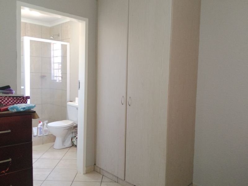 Nice and affordable house for rental in Nellmapius, available from June - Photo 5