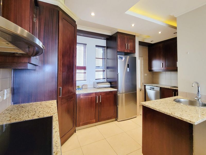 4 Bed 4 Bath Luxury Unit in an Estate with drive up access - Photo 9